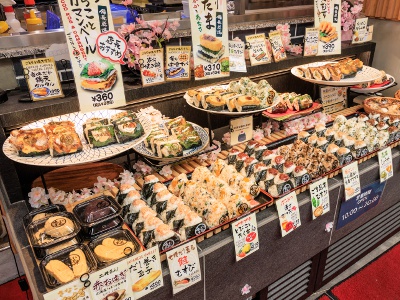 店頭には、常時20種類前後のおむすびがズラリと並ぶ。