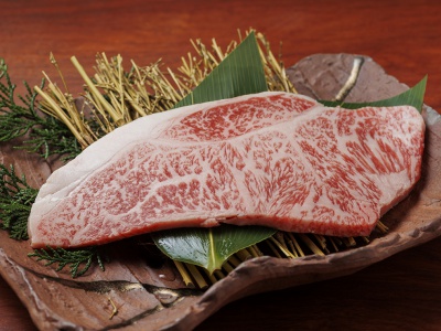 とろける食感が自慢の和牛リブ・サーロイン。豪快にまるごとロースターにのせ、好みの焼き加減でいただこう。