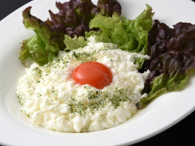 カレイと卵白を高温の油で揚げ、卵黄をトッピングした白身魚と卵白の炒め1,900円。ふわふわの食感で、シンプルな塩味が素材の旨みを引き立てる。