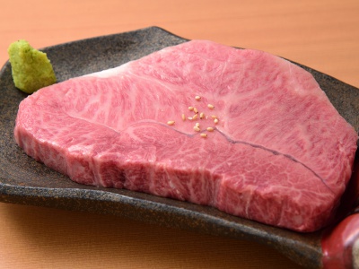 Starting with the suji steak (4,598 yen), the manager carefully selects and purchases the finest meats. The thick cuts make for a satisfying meal.