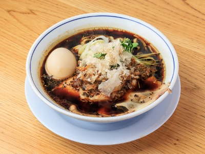 味玉溜り醤油らーめん1,000円。漆黒の見た目とは異なり、カドの取れた溜り醤油のまろやかな味わいが光る一杯。味玉入りがおすすめ。