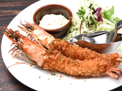 Adding lard to the frying oil takes the taste of the batter up a notch. Fried shrimp is the main dish of A Lunch.