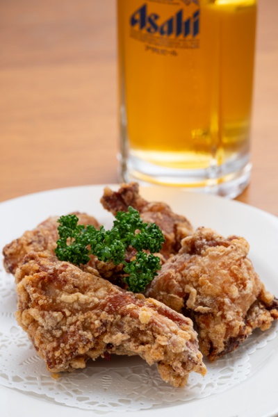 ビールによく合う定番メニュー、ビアホールの若鶏から揚げ（骨付き）4個950円は大きくて食べごたえ抜群！