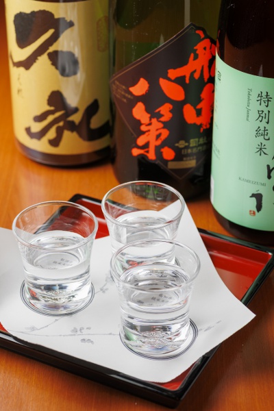 The sake tasting set includes three 60cc bottles of sake of your choice for 1,400 yen. More than 30 kinds of sake are always available, including local sake from Kochi. Rare shochu such as Maou and Moriizou are also available.