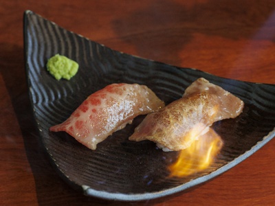 バーナーを使い、目の前で炙って仕上げる和牛炙り握り。程よいレア食感に香ばしさが加わり食欲をそそる。