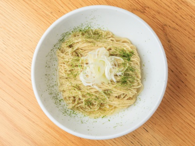 和え玉300円（麺料理を注文の場合のみ追加オーダー可能）。しじみの旨みと青さのりの風味が際立つ細麺。塩らーめんにぴったり。