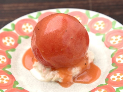 The whole tomato salad has as many strong fans as the hamburger steak. Tuna salad and homemade dressing play a supporting role.