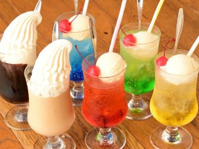クレミアソフトクリームを使用したコーヒーフロート750円、カフェオレフロート800円、カラフルなソーダフロート750円。