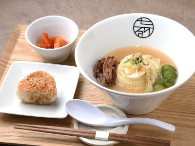 つるんとしたのど越しの盛岡冷麺（細麺or太麺）1,100円は、コ クのあるスープに黒こしょうがよく合う。最後に焼きおにぎり（300 円）を投入し、余すことなく味わいたい。