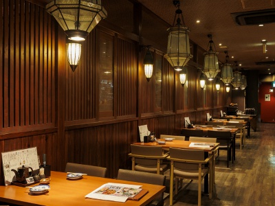 The tatami-mat kotatsu are all private rooms. Counter seats and table seating for four are also available to accommodate a wide range of customers from small groups to groups.