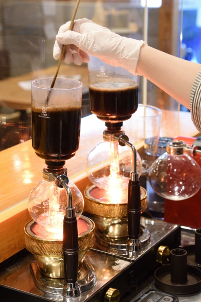 コーヒー550円。厳選された豆とサイフォンで淹れる、自慢のコクと香りに酔いしれて。