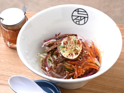 ピリ辛のタレが食欲をそそるビビン麺（細 麺）1,150円。お酢を入れたり、激辛好きなら 島唐辛子を試したりと味変も楽しもう。