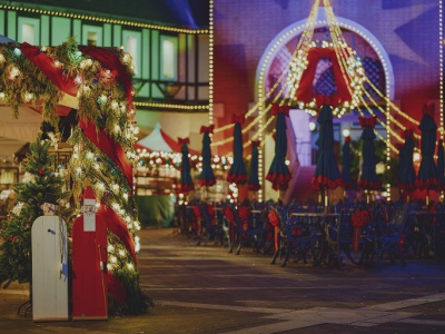 毎年多くの来場客で賑わう、神戸クリスマスマーケット。「ボタニカルクリスマス」をコンセプトに、自然を活用したクリスマスディスプレイやイルミネーションが各所に登場し、園内はクリスマスムード一色に。本場ドイツのワイン醸造所でつくられたグリューワインや、クリスマス限定フードも見逃せない。