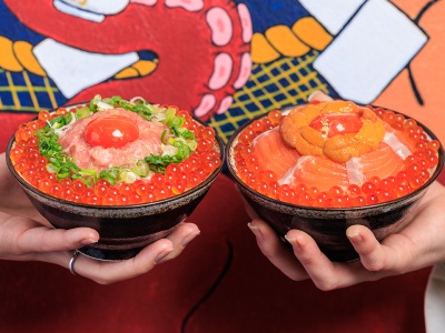 Torotaku salmon roe with egg yolk on top of rice bowl 2,600 yen (left) and Salmon, salmon roe, and sea urchin bowl, 3,600 yen.