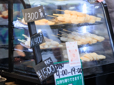 Scallops from 1,300 yen are recommended for eating at Kuromon Market.