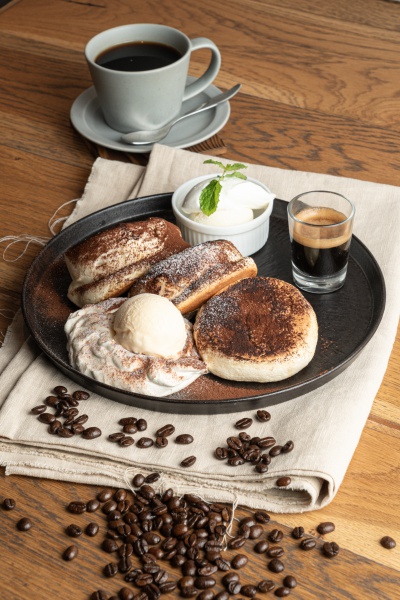 ティラミスアフォガートパンケーキ1,800円。濃厚な苦みとスパイシーな香りのほんのり甘いエスプレッソをかけて味わう大人の一皿。