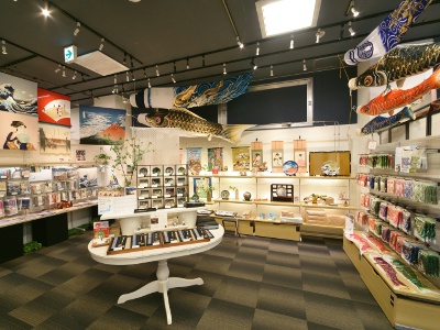 Carp streamers originated in China, where there is a difficult place called “Dragon's Gate,” where there is a series of torrents, and a fish that climbs up to the top of the gate becomes a dragon. Not only sets, but also reasonably priced individual items from 1,000 yen and up are available.