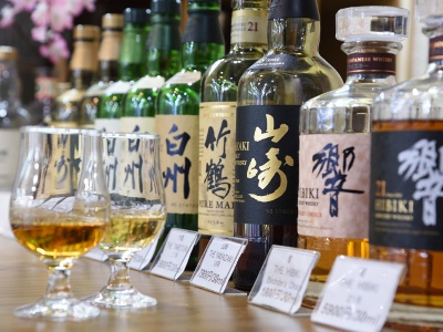 有料テイスティングも人気。「山崎」「白州」「響」の各ヴィンテージの有料試飲サービスもある。