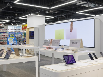 最新のMacBookやiPhoneが充実のAppleコーナー。免税購入を狙う訪日客も多い。