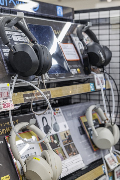 SONYを中心に話題のヘッドホンが多数揃う。音質を比較しながらお気に入りを見つけよう。