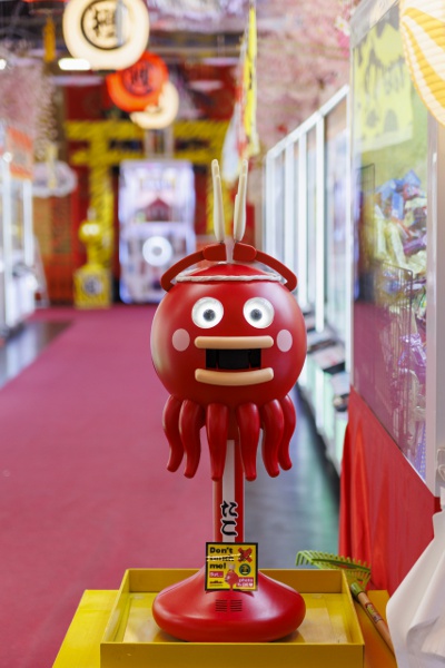 拍手ロボット「ビッグクラッピー」が大阪ならではの装いに。何種類いるか探してみよう。