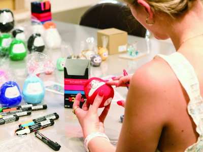 豊富な色のだるまに好きな絵や柄を描ける、だるまの絵付け体験。