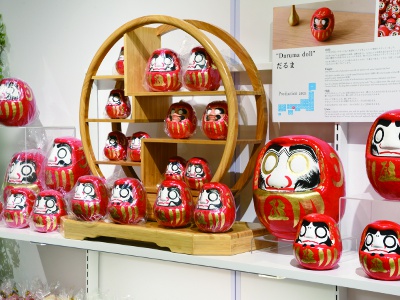 絵付け用以外にもさまざまな種類のだるまが並ぶ。お気に入りをぜひ見つけて。