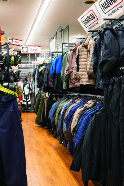 防寒、防水対策万全のライティングウェアも、デザイン・サイズともに豊富な品揃えだ。