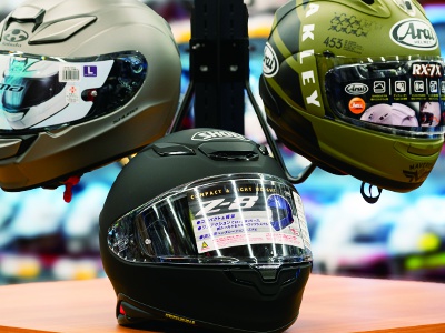KABUTO SHUMA 34,100円（左） SHOEI Z-8 62,700円（中） Arai RX-7X MAVERICK OAKLEY 84,700円（右）