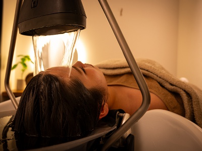 深眠spa80分コース＋美髪トリートメント22,000円。血液やリンパの流れを促す独自のマッサージにリピーター多数。