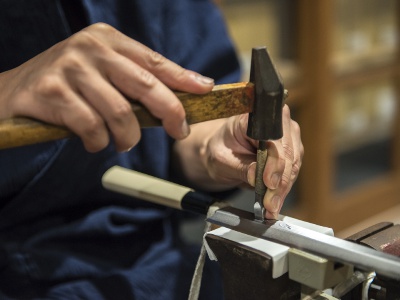 At the Sakai main store, personalized imprinting is available on the spot (for a fee). This is an option that is gaining popularity, partly because it allows customers to see the skills of skilled craftsmen.
