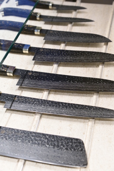 The company offers about 100 types of knives, including de-aberated knives, sashimi knives, petit knives, and other knives that are easy to use at home.