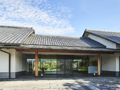 建物外観は瓦葺の和のたたずまい。