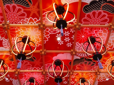 ビルのいたるところに、楽しい気分を盛り上げる装飾が施されている。