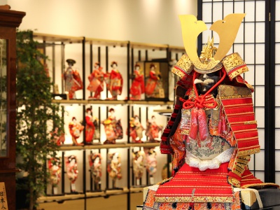 兜は35,000円～、全身の鎧は70,000円～と、豊富に取り揃える。