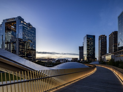 We recommend strolling in the greenery of the park or in spots where you can enjoy the unique urban scenery.
©Akira Ito.aifoto