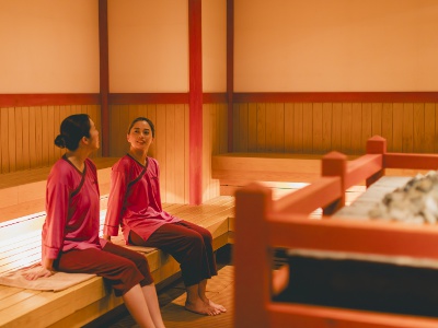 Seven types of bedrock baths that warm the body from the core with far-infrared rays from the dry sauna. Separate fee is required when using the bedrock baths.