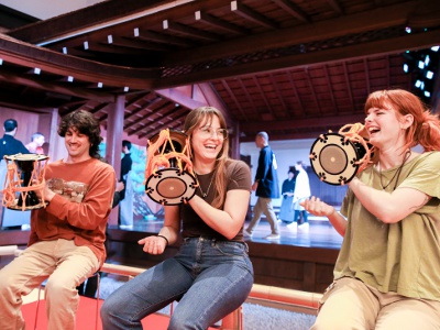 「とくい能」では終演後に能楽体験に参加することもできる。体験を通して能楽への理解がより深まる。