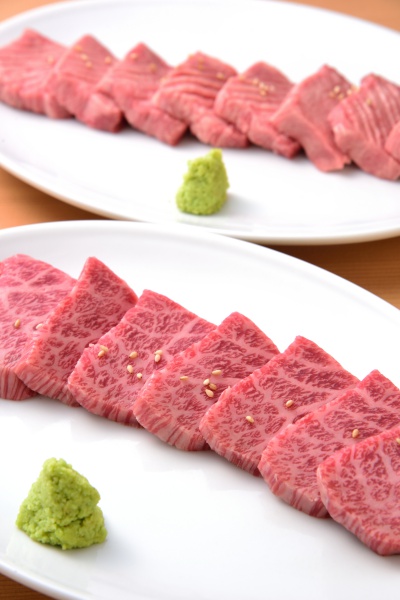 上ロース1,980円、塩タン2,420円。「一皿ごとのボリュームの多さも店のこだわりです」と店長。