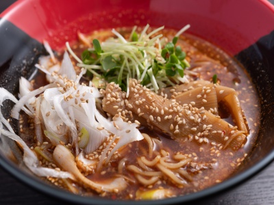 平成ら～めん1,100円。特製の辛味噌を使ったスープにちぢれ麺が絡む、クセになる美味しさの一杯だ。