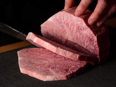 オーダーを受けてから一枚一枚丁寧にカット。切りたてのお肉ならではの旨さを堪能して。