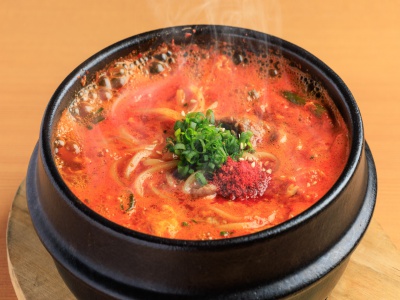 寒い季節に人気のうま辛ラーメン880円。和牛スジ肉を使ったコクのあるスープは辛味を抑えた旨みたっぷりの味わい。