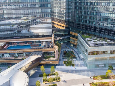 2025年3月に「グラングリーン大阪」南館がオープン。商業施設「ショップ＆レストラン」や温泉施設、ホテルなどが新たに開業し、さらに魅力あふれる一大商業施設に。55店舗の商業施設やホテル・オフィスが集まり、観光とビジネスの拠点に。どんどん拡大するうめきたエリアに出かけてみて。
提供：グラングリーン大阪開発事業者