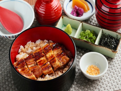 ランチおひつまぶし2,400円。江戸川名物がお得に楽しめる、平日15時までの限定メニュー。