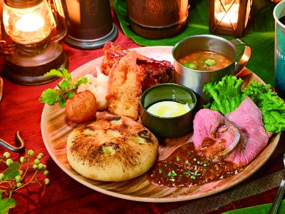 『モンスターハンターワイルズ』の世界観が味わえるレストラン「モンスターハンターワイルズ ～モリバーの宴～」が「ロストワールド・レストラン」に登場。モリバーのアジトで開かれる宴では、焚き火料理やアイコニックなメニューがずらり。ゲームの世界に入り込んだような臨場感で、作品の世界を五感で体験しよう！