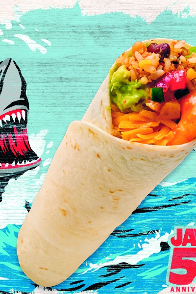 映画『ジョーズ』の舞台をイメージした「アミティ・ビレッジ」の造船所風レストラン「アミティ・ランディング・レストラン」が、ブリトー専門店としてリニューアル！ ソフトシェルクラブのフライ付き「スパイシーシュリンプ・ブリトーセット」をはじめ、チキン＆アボカドやバーベキューポークなどボリューム満点のメニューが勢ぞろい。