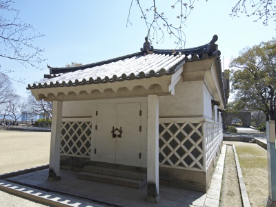 江戸時代に千両箱を保管していた金蔵。腰壁は生子壁で美しい。