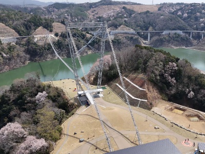 春は山桜、秋は紅葉と季節によって異なる顔を見せてくれる。新緑の景色もすてき！