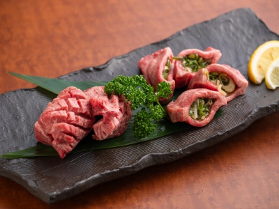 厚切りタンは、ぜひ食べておきたい名物メニュー。ネギたっぷりのネギ包みタンも人気だ。