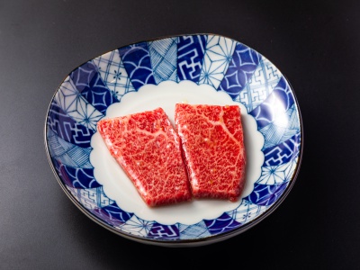 食肉卸で培った職人の目利きで最上級の肉を厳選。生のまま当日カットすることで、肉本来の旨みを味わえる。